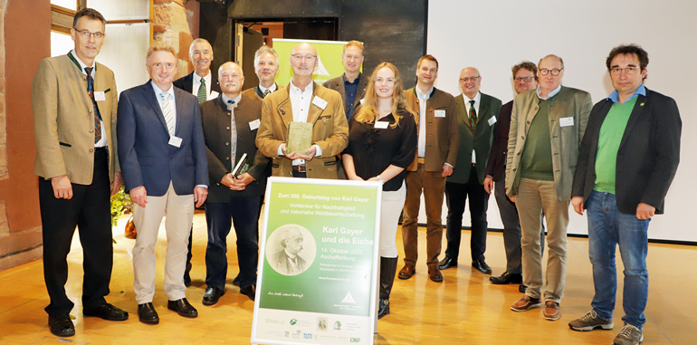 V.l.: Dr. Joachim Hamberger (AK Forstgeschichte), Prof. Dr. Thomas Knoke (TUM), Prof. Dr. Klaus Richter (TUM, Leiter des ZWFH), Prof. Dr. Manfred Schölch (ANW), Dr. Peter Pröbstle (LWF), Peter Gayer, Prof. Dr. Volker Zahner (HSWT), Constanze Gayer, Dr. Sebastian Höllerl (BaySF), Georg Josef Wilhelm (Landesforsten Rheinland-Pfalz), Enno Uhl (TUM), Prof. Dr. Reinhard Mosandl (Karl Gayer Institut), Dr. Ralf Straußberger (BUND). Bild:C.Josten, ZWEH