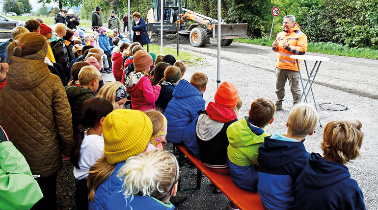Große Augen machten die Schulkinder von Ober- und Niederaudorf bei der Vorführung riesiger Baumaschinen anlässlich der Sanierung der Florianistraße. Bild: Panmax