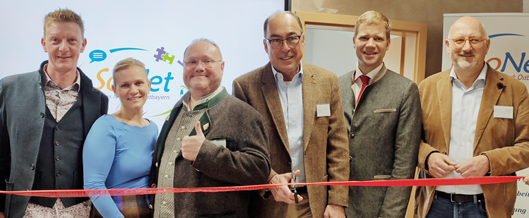 V.l.: Christoph Liebl, Verena Liebl, Heiko Schumann, Geschäftsführung SoNet-Soziales Netzwerk Ostbayern, Stellv. Landrat Franz Brunner, Landkreis Freyung-Grafenau, Freyungs Bürgermeister und Bezirkstagspräsident Niederbayern, Dr. Olaf Heinrich, und Manfred Eibl, Mdl. Bild: SoNet