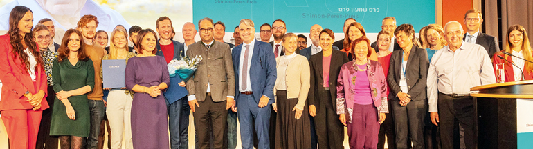 Das Bild zeigt Bundesaußenministerin Annalena Baerbock mit Vertretern der OTH Regensburg. An der Verleihung nahmen auch Landrätin Tanja Schweiger, Bürgermeisterin Dr. Astrid Freudenstein sowie Melanie Bachinger und Birgt Oylum von der rBITech GmbH Regensburg teil. Bild: DIZF/ Eyal Granith