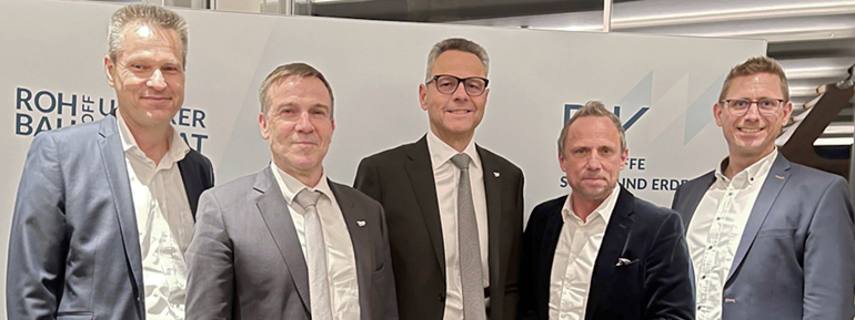 V.l. Andreas Veitinger (2. Vizepräsident des BIV), Dr. Bernhard Kling (Geschäftsführer BIV), Georg Fetzer (Präsident des Bayerischen Industrieverbandes Baustoffe, Steine und Erden e.V. (BIV)), Thorsten Glauber (Bayerischer Staatsminister für Umwelt und Verbraucherschutz), Andreas Moßandl (1. Vizepräsident des BIV). Bild: BIV