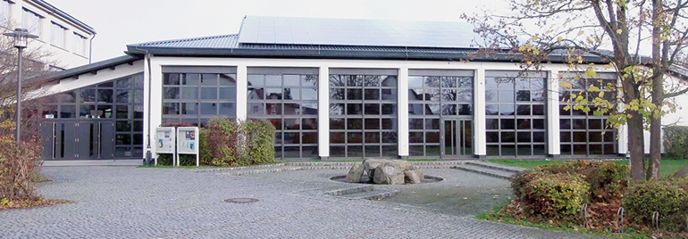 Die Photovoltaikanlage auf der Mehrzweckhalle in Fuchsmühl. Weitere Anlagen befinden sich auf dem Rathaus, Bauhof, Markthaus und auf dem Dach der Freiwilligen Feuerwehr.	Bild: Markt Fuchsmühl