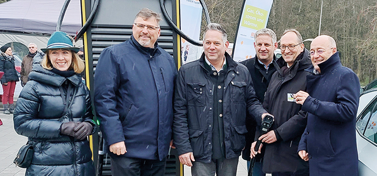 Kreisrätin Stephanie Burgmaier (Landkreis Dachau), Landrat Stefan Löwl (Landkreis Dachau), Bürgermeister Johannes Kneidl (Gemeinde Sulzemoos), Bürgermeister Christian Blatt (Gemeinde Erdweg), Bernhard Seidenath, MdL und  Marcus Böske (Geschäftsführer Energie Südbayern GmbH). Bild: Energie Südbayern GmbH