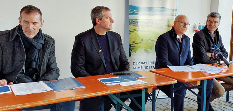 V.l.: Bürgermeister Michael Stolze, Kreisverbandsvorsitzender Christian Bauer, Gemeindetagspräsident Dr. Uwe Brandl, Direktor Stefan Graf. Bild: DK