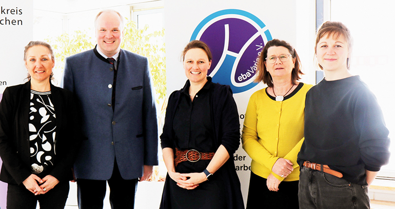 V.l.: Yvonne Grießhammer, Sachgebietsleiterin AndErl – frühe Hilfen, Landrat Christoph Göbel, Melanie Marwitz (2. Vorständin HebaVaria), Elisabeth Bender (Finanzvorständin HebaVaria) und Leonie Ebeling (1. Vorständin HebaVaria). Bild: LRA München