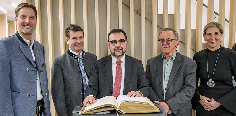 Eintrag ins Goldene Buch. V.l.: 1. Bürgermeister Christian Wilhelm, Erik Beisswenger, Staatsminister Klaus Holetschek, Thomas Gehring, Landrätin Indra Baier-Müller. Bild: Dominik Berchtold