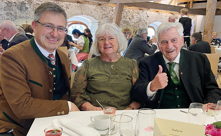 Unser Bild zeigt v.r.: Prof. Dr. Werner Buchner, GZ-Verlegerin Anne-Marie von Hassel und Benediktbeuerns Bürgermeister Anton Ortlieb.