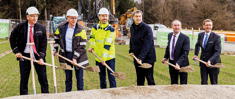 V.r.: Markus Achleitner, Wirtschaftslandesrat von Oberösterreich, Bayerns Wirtschaftsminister Hubert Aiwanger, Ministerpräsident Dr. Markus Söder, Tim Meyerjürgens, Deutschland-Geschäftsführer der Tennet TSO GmbH, Gerhard Christiner, technischer Vorstand der Austrian Power Grid AG (APG), Thomas Karall, kaufmännischer Vorstand der APG. Bild: Tennet