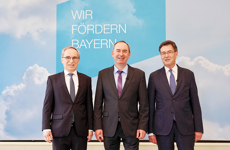 Von rechts: LfA-Vorstandschef Dr. Bernhard Schwab, Bayerns Wirtschaftsminister Hubert Aiwanger und stv. LfA Vorstandschef Hans Peter Göttler. Bild: StMWi