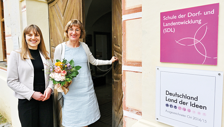 V.l.: Theresa Schäfer übernimmt von der scheidenden SDL-Chefin Gerlinde Augustin die Aufgabe, die Bildungseinrichtung in eine stabile Zukunft weiterzuführen. Bild: SDL Thierhaupten