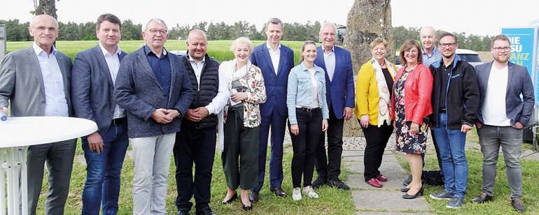 V.l.: Landrat Wilhelm Schneider (Haßberge), Staatssekretär Sandro Kirchner, Bezirks- und Landrat Johann Kalb (Bamberg), MdL Holger Dremel, MdL Petra Guttenberger, MdB Thomas Silberhorn, Staatsministerin Judith Gerlach, Staatsminister Joachim Herrmann, die Bezirksrätinnen Gerlinde Martin und Rosa Behon (beide Unterfranken), die CSU-Bezirksgeschäftsführer Detlef Heim (Unterfranken) und Werner Stieglitz (Mittelfranken, aktuell Landtagskandidat), und Fabian Obst, CSU-Ortsvorsitzender von Geiselwind. Bild: pmw