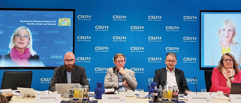 Online zugeschaltet: Staatsministerin Ulrike Scharf; live dabei (v.l.): Sebastian Franz, Stefan Rößle, Thomas Karmasin und Carmen Pepiuk.