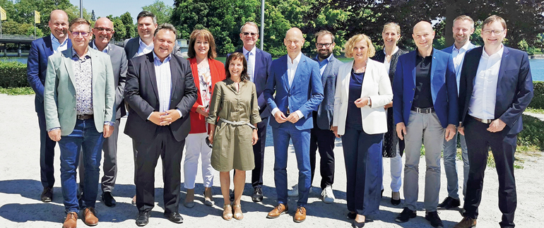 V.l.: Martin Sailer (Landrat Augsburg und Bezirkstagspräsident), Stefan Rößle (Landrat Donau-Ries), Dr. Klaus Metzger (Landrat Aichach-Friedberg), Markus Müller (Landrat Dillingen a. d. Donau), Stefan Bosse (Oberbürgermeister Kaufbeuren), Maria Rita Zinnecker (Landrätin Ostallgäu), Andrea Degl (Geschäftsführendes Präsidialmitglied Bayerischer Landkreistag), Bernd Buckenhofer (Geschäftsführendes Vorstandsmitglied Bayerischer Städtetag), Elmar Stegmann (Landrat Lindau, Bodensee), Jan Rothenbacher (Oberbürgermeister Memmingen), Barbara Schretter (Regierungspräsidentin Regierung Schwaben), Indra Baier-Müller (Landrätin Oberallgäu), Thomas Kiechle (Oberbürgermeister Kempten), Alex Eder (Landrat Unterallgäu) und Dr. Hans Reichart (Landrat Günzburg). Bild: Landkreis Lindau / Angela Wolf