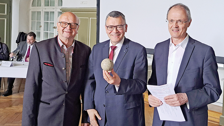 Dr. Florian Herrmann (Mitte), Leiter Bayerische Staatskanzlei und Staatsminister für Bundesangelegenheiten und Medien, hielt die Eröffnungsrede; Altlandrat und MdL a.D. Hermann Steinmaßl (li.), 2. Vorsitzender der Vereinigung Wasserkraftwerke in Bayern e.V. (VWB), und Fritz Schweiger (re.), 1. Vorsitzender der VWB, dankten mit einem „Flusskiesel“ für die Wasserkraftunterstützung. Bild: VWB 2023