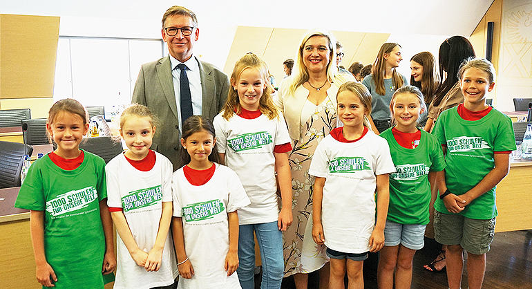 Bei der Vorstellung des Projekts diskutieren Stefan Rößle, Landrat Landkreis Donau-Ries, und Staatsministerin Melanie Huml mit Schülerinnen und Schülern der Staatlichen Realschule Rain, der Leonhart-Fuchs Grund- und Mittelschule Wemding und der Ludwig-Bölkow- Schule Donauwörth (Staatliche Berufs- und Technikerschule) über eine nachhaltige Zukunft in der Region, in Europa und die Welt. Bild: LRA Donau-Ries