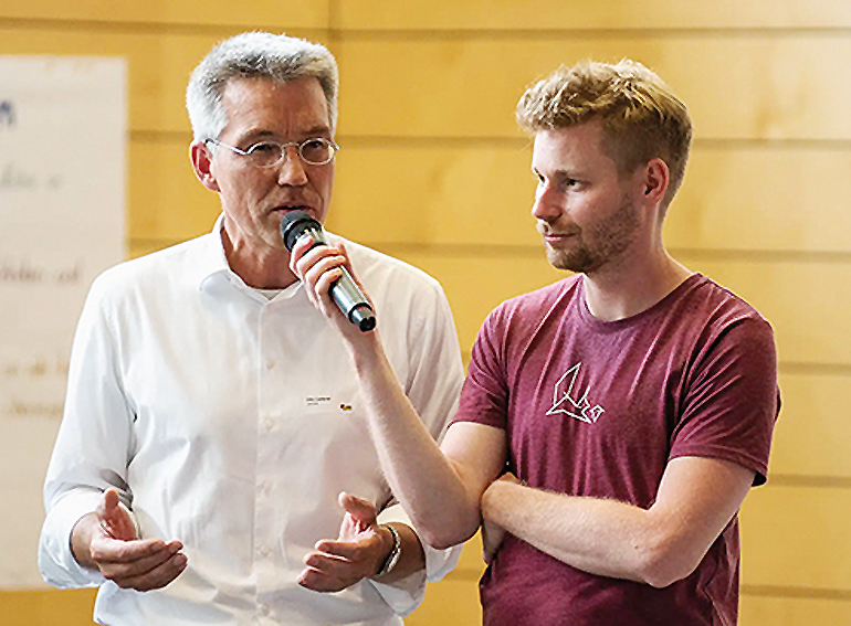 Landrat Otto Lederer beim Feedback-Gespräch mit Moderator Erik Flügge. Bild: Moritz Beck