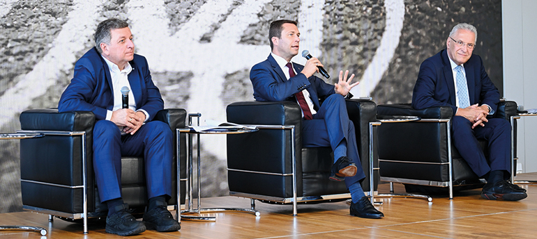 V.l.: Staatsminister Christian Bernreiter, Matthias Dießl, Landrat Landkreis Fürth und Vorsitzender der AGFK Bayern, Staatsminister Joachim Herrmann. Bild: AGFK Bayern/Tobias Hase