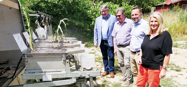 V.l.: Wolfgang Neukirchner, Leiter des Amts für Ländliche Entwicklung, Mittelfranken, Dieter Springmann, Erster Bürgermeister der Gemeinde Ergersheim, Thomas Keller, Leiter Wasserwirtschaftsamt Ansbach und Dr. Birgit Kreß, Erste Bürgermeisterin der Gemeinde Markt Erlbach. Bild: Ulrike Ganter/Fränkische Landeszeitung