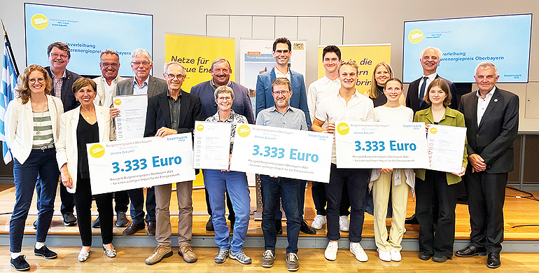 Die Preisträger des Bürgerenergiepreises Oberbayern 2023 mit Oberbayerns Regierungspräsident Dr. Konrad Schober und Markus Leczycki, Leiter Kommunalmanagement der Bayernwernwerk Netz GmbH. Bild: Rita Bartl, Regierung von Oberbayern/ Bayernwerk Netz GmbH