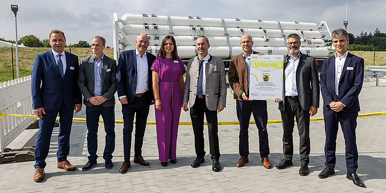 Inbetriebnahme der Wasserstoffeinspeisung für das Projekt H2Direkt mit Wirtschaftsminister Hubert Aiwanger, v.l.: Prof. Dr. Gerald Linke, DVGW; Manuel Gaßner, Energienetze Bayern; Marcus Böske, ESB; Dr. Elke Wanke, Energienetze Bayern; Wirtschaftsminister Hubert Aiwanger; Michael Schneider, Energienetze Bayern; Jürgen Haindl, Bürgermeister Hohenwart; Dr. Christoph Ullmer, Thüga. Bild: Ilona Stelzl für ESB