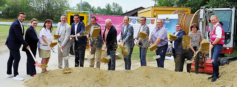 V.l.: Sebastian Klein, Katharina Föhl, beide PwC, Monika Hiebl, Breitbandkoordinatorin des Landkreises, Michael Gerleigner, Berger Netzbau, Andreas Riebel, Telekom, Alois Alfranseder, Erster Bürgermeister der Gemeinde Reut, Willibald Galleitner, Erster Bürgermeister der Gemeinde Stubenberg, MdL Martin Wagle, Johann Springer, Erster Bürgermeister der Gemeinde Kirchdorf, Johann Wagmann, Erster Bürgermeister der Gemeinde Ering, Wolfgang Schmid, Erster Bürgermeister der Gemeinde Tann, Christine Moser, Erste Bürgermeisterin der Gemeinde Wittibreut und Andreas Hausruckinger von der Telekom. Bild: Telekom