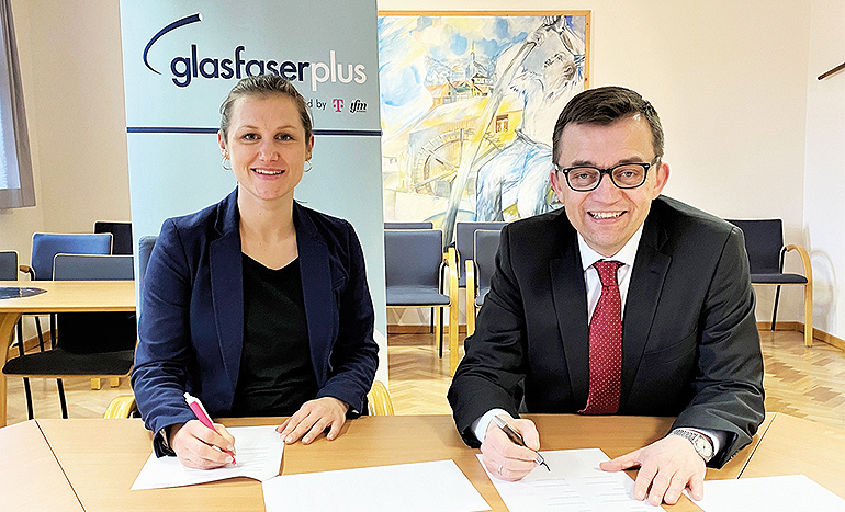 Svenja Herrmann, KBG – Kommunalberaterin Glasfaser, GlasfaserPlus,  und Jens Korn, Erster Bürgermeister der Stadt Wallenfels, bei der Unterzeichnung. Bild: Telekom