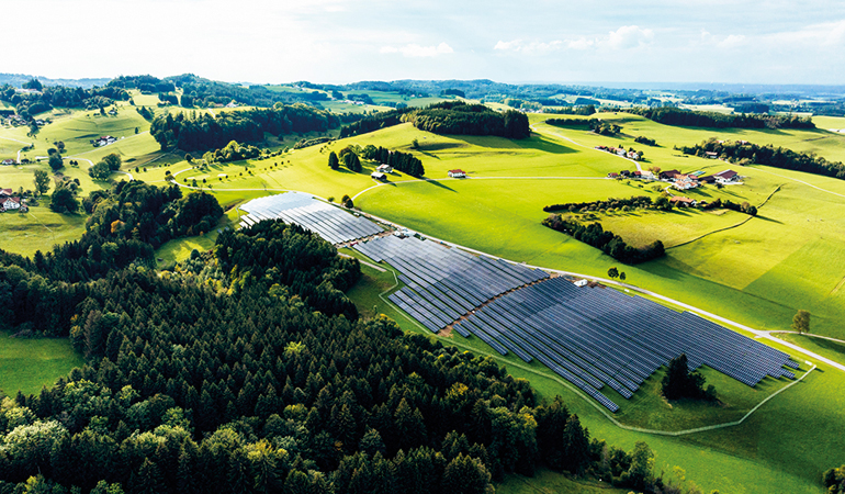 Von der Photovoltaik-Anlage im Markt Wiggensbach profitieren indirekt alle 5.000 Einwohner, da die Einnahmen in die Gemeindekasse fließen. Bild: Philip Herzhoff