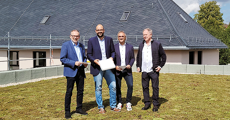 V.l.: Prof. Günter Müller-Czygan, Hochschule Hof; Florian Schaller, Bürgermeister Stadt Schauenstein; Mario Browa, Fa. Browatech; Rainer Lang, Bauleiter. Bild: Hochschule Hof