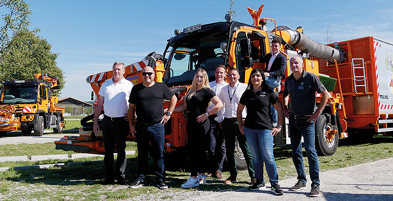 V.l.: Peter Hofmann. Mulag, Rolf Trampert, Daimler Truck, Straßenwärterin und Influencerin Lina-Marie Frank, Thomas Rieger, Geschäftsleitung Henne Nutzfahrzeuge, Rene Senser, Wilhelm Mayer Nutzfahrzeuge, Victoria Rasoulkhani, Geschäftsleitung Bucher Municipal, Fabian Duschl, Henne Nutzfahrzeuge und Thorsten Heinzelmann, Daimler Truck vor einem Unimog U 535 mit dem Grünpflegekopf ECO 1200 plus von Mulag. Bild: Henne Nutzfahrzeuge V.l.: Peter Hofmann. Mulag, Rolf Trampert, Daimler Truck, Straßenwärterin und Influencerin Lina-Marie Frank, Thomas Rieger, Geschäftsleitung Henne Nutzfahrzeuge, Rene Senser, Wilhelm Mayer Nutzfahrzeuge, Victoria Rasoulkhani, Geschäftsleitung Bucher Municipal, Fabian Duschl, Henne Nutzfahrzeuge und Thorsten Heinzelmann, Daimler Truck vor einem Unimog U 535 mit dem Grünpflegekopf ECO 1200 plus von Mulag. Bild: Henne Nutzfahrzeuge