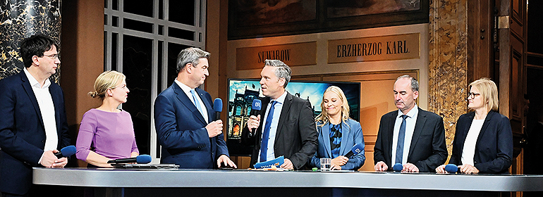 Wahlnacht im Bayerischen Landtag. Im Bild v.l.: Florian von Brunn, SPD, Katharina Schulze, Grüne, Ministerpräsident Dr. Markus Söder, CSU, die beiden BR-Moderatoren Achim Wendler und Birgit Kappel, stv. Ministerpräsident Hubert Aiwanger, FW und für die AfD Katrin Ebner-Steiner. Bildarchiv Bayerischer Landtag, Foto: Rolf Poss