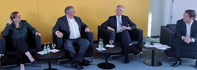 V.l.: Bauministerin Klara Geywitz, Moderator Prof. Stephan Heller, heller & partner, Jan Neusiedl, Erster Bürgermeister der Gemeinde Grünwald und Prof. Dr. Florian Bieberbach, Vorsitzender der Geschäftsführung der Stadtwerke München GmbH (SWM). Bild: CH