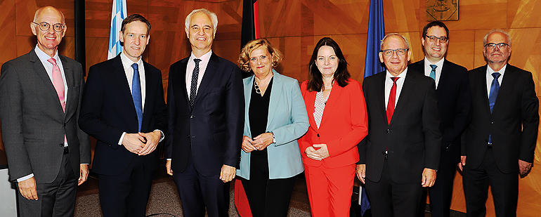 V.l.: Regierungspräsident Walter Jonas (Oberpfalz), Regierungspräsident Rainer Haselbeck (Niederbayern), Regierungspräsident Dr. Konrad Schober (Oberbayern), Regierungspräsidentin Barbara Schretter (Schwaben), Regierungspräsidentin Dr. Kerstin Engelhardt-Blum (Mittelfranken), Regierungspräsident Dr. Eugen Ehmann, Regierungspräsident Florian Luderschmid (Oberfranken) und Ministerialdirektor des Bayerischen Innenministeriums Dr. Erwin Lohner (Amtschef). Bild: Regierung von Unterfranken