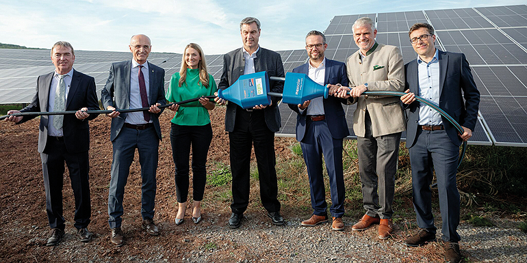 Der Solarpark Bundorf ist am Netz – eröffnet von (v.l.) Hubert Endres (Bürgermeister Bundorf), Wilhelm Schneider (Landrat Landkreis Haßberge), Judith Gerlach (Bayerische Staatsministerin für Digitales), Markus Söder (Bayerischer Ministerpräsident), Christoph Strasser (CEO Maxsolar), Steffen Vogel (MdL Stimmkreis Haßberge) und Pascal Lang (Vorstandsvorsitzender EGIS eG). Bild: EGIS eG