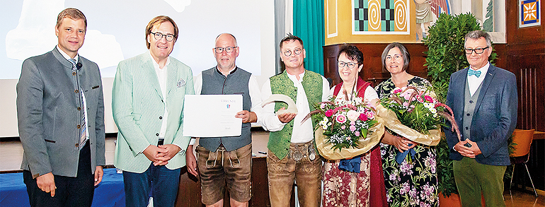 Den Preis verliehen Bezirkstagspräsident Dr. Olaf Heinrich (l.) und Bezirkstagsvizepräsident Dr. Thomas Pröckl (2. v. l.) an Anton Schweiger (3. v. l.) und Richard Seis (4. v. l.). Bezirksheimatpfleger Dr. Maximilian Seefelder (r.) stellte die Weinzierl-Häuser vor. Mit im Bild die Ehegattinnen der Preisträger. Bild: Bäter/Bezirk Niederbayern