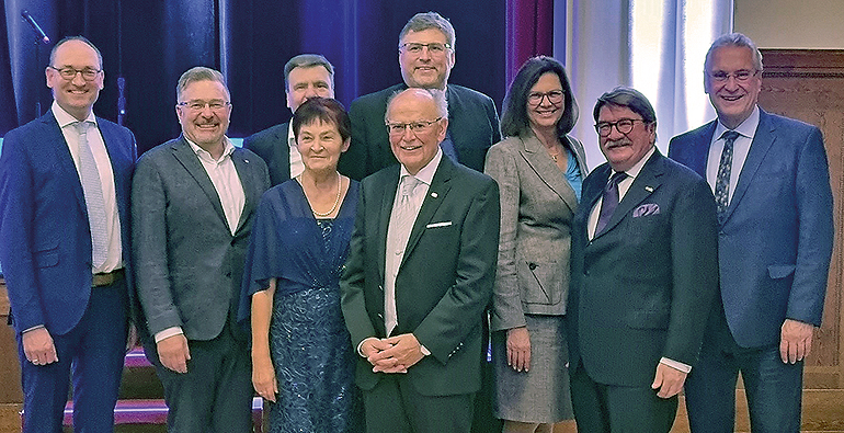 Feierliche Verabschiedung von Josef Mederer, v.l.: Bernhard Seidenath, MdL, Michael Reiter, Bürgermeister Altomünster, Stefan Kolbe, Bürgermeister Karlsfeld, Landrat Stefan Löwl, Landkreis Dachau, Landtagspräsidentin Ilse Aigner, Altlandrat Hans-Jörg Christmann, Landkreis Dachsu, Innenminister Joachim Herrmann sowie Maria und Alt-Bezirkstagspräsident Josef Mederer im Vordergrund. Bild: CH