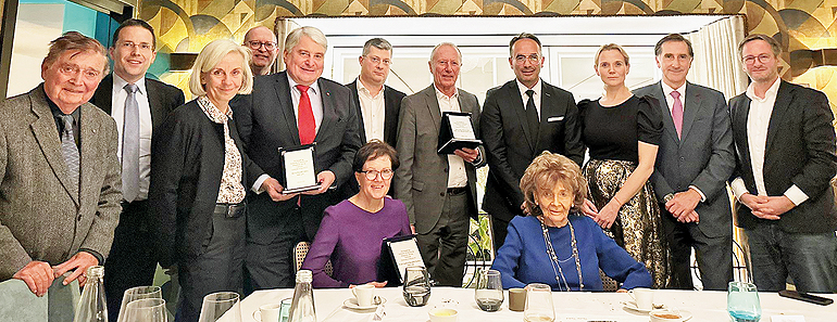 Sitzend v.l.: Gudrun Brendel-Fischer, MdL a.D. / ehem. Integrationsbeauftragte der Bayerischen Staatsregierung, Dr. Charlotte Knobloch, Präsidentin der Israelitischen Kultusgemeinde München und Oberbayern. Stehend v.l.: Orhan Tinengin, Doyen der Türkischen Presse in München, Dr. Christoph Kern, Präsident des Bayerischen Fußball-Verbandes, Prof. Dr. Ursula Münch, Direktorin der Akademie für Politische Bildung, Stefan Düll, Präsident des Deutschen Lehrerverbandes, Harald Güller, MdL a.D., Prof. Dr. Vural Ünlü, Vorstandssprecher der Türkischen Gemeinde in Bayern e.V., Hep Monatzeder, MdL a.D. / Bürgermeister a.D. der Landeshauptstadt München, Prof. Dr. Dr. Fuat Oduncu, Krebsforscher und Präsident der Erich-Frank Gesellschaft e.V., Dr. Hanna Sammüller-Gradl, Chefin des Kreisverwaltungsreferats der Landeshauptstadt München, Yehoshua Chmiel, Vize-Präsident der Israelitischen Kultusgemeinde München und Oberbayern und Dr. Roman Deininger, SZ-Chefreporter. Bild: Türkische Gemeinde in Bayern e.V.