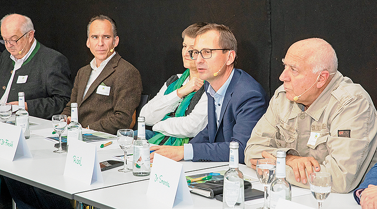 Pressekonferenz zum Bodentag 2023, v.l.: Pressesprecher Josef Schönhammer, Prof. Dr. Grassmann, Prof. Dr. Maria Finckh, Franz Rösl, Dr. Josef Smarda. Bild: Nimmrichter