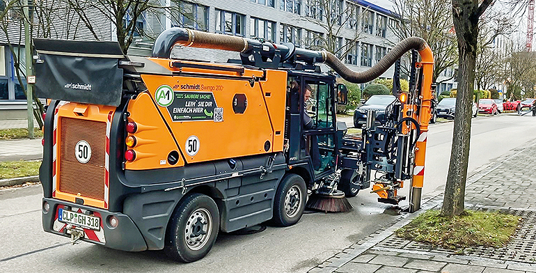 Die Swingo mit Sinkkastenreiniger wird der Gemeinde Unterföhring vorgeführt. Der Kommunaltechnik-Profi Henne Nutzfahrzeuge präsentiert den Bauhof-Kollegen eine leistungsstarke Lösung. Bild: Henne Unimog