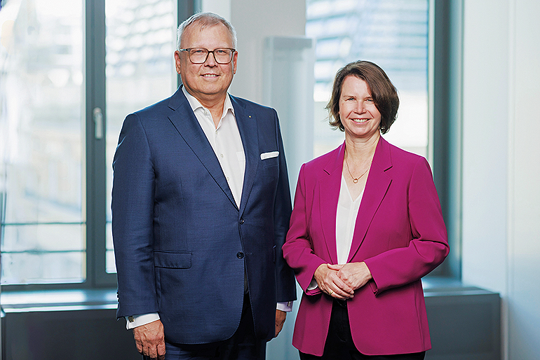 Claus Jäger, Vorstandssprecher der Raiffeisen-Volksbank Aschaffenburg, Eva-Wunsch-Weber, Vorstandsvorsitzende der Frankfurter Volksbank Rhein/Main. Bild: Frankfurter Volksbank Rhein/Main eG