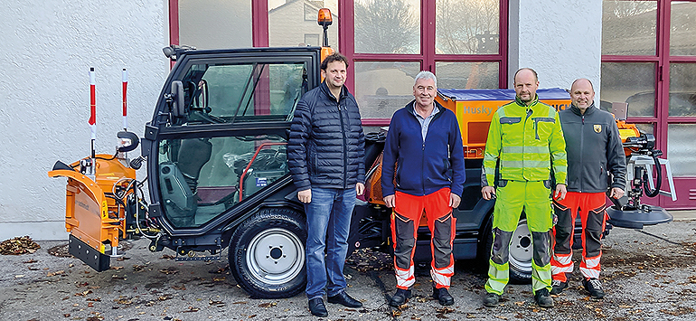 Anzinger Bauhofmitarbeiter bei der Übergabe. Bild: Henne Nutzfahrzeuge