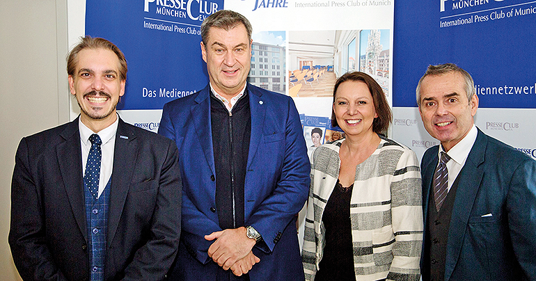 Mit zahlreichen Terminen begann das neue Jahr für Ministerpräsident Dr. Markus Söder. Zwischen den üblichen Verpflichtungen in der Staatskanzlei und diversen Neujahresempfängen tagten die CSU-Landesgruppe im Deutschen Bundestag in Kloster Seeon und die CSU-Landtagsfraktion in Kloster Banz (Bericht folgt in der nächsten Ausgabe). Im vollbesetzten Saal des Internationalen Presseclubs München beantwortete der CSU-Parteivorsitzende alle Fragen der Journalisten zu den aktuellen Themen. Unser Bild zeigt Dr. Söder im Kreis des Clubvorstands. V.l.: Max von Rossek und Nelli Hennig, beide stellvertretende Vorsitzende sowie Dr. Uwe Brückner, Vorsitzender des Internationalen Presse-Clubs München. Bild: Michael Lucan (BayernPixel)