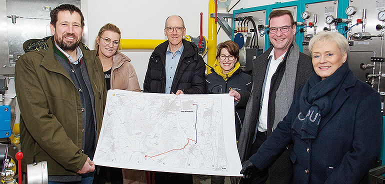 V.l.: Hermann und Susanne Specht, Hof Burgösch, Robert Böck, Kaufmännischer Leiter Stadtwerke Bad Wörishofen, Monika Forstner, Netzplanung schwaben netz, René Schoof, Technischer Geschäftsführer schwaben netz, und Iris Spielmann, 2. Bürgermeisterin Baisweil. Bild: schwaben netz