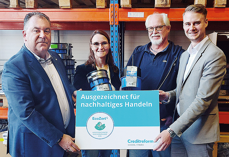 Am 07.12.2023 erhielt die Fernco GmbH das EcoZert für besonders nachhaltiges unternehmerisches Handeln. Im Bild (v.l.): Michael Penalver Giar, Nadine Grimm,  Roland Mertens, Marco Schneider (Creditreform). Bild: Fernco