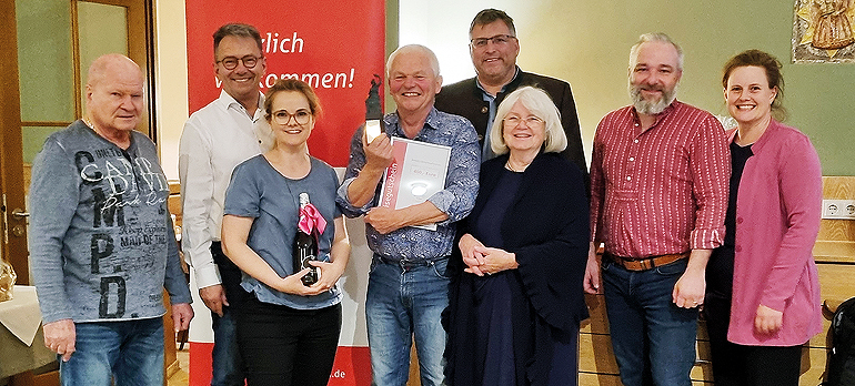 Sieger wurde der Dachauer Kreisrat und 2. Bürgermeister von Röhrmoos, Arthur Stein. Unser Bild zeigt v.l.: Günther Meilhaus (2. Platz); Landrat Thomas Karmasin, Präsident des Bayerischen Landkreistags; Theresa von Hassel (GZ, beste Dame); Sieger Arthur Stein; Dachaus Landrat Stefan Löwl; Anne-Marie von Hassel (GZ); Josef Märkl (3. Platz, Gemeinderat Bergkirchen) und GZ-Chefredakteurin Constanze von Hassel. Bild: LRA Dachau