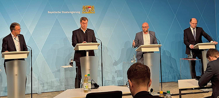 Über die Ergebnisse des Spitzengesprächs „Digitales Bayern 25“ informierten im Münchner Prinz-Carl-Palais (v.l.): Landrat Thomas Karmasin, Präsident des Bayerischen Landkreistags, Ministerpräsident Dr. Markus Söder, Digitalminister Dr. Fabian Mehring sowie Finanz- und Heimatminister Albert Füracker. Bild: Bayerischer Landkreistag