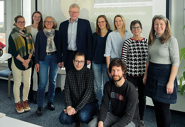 Sie freuten sich über einen gelungenen Workshop: (v.l.) Anika Rothenpieler (Kompetenzzentrum für Ernährung), Franziska Baum und Susanne Dobelke (Vernetzungsstelle Kita- und Schulverpflegung Oberfranken, AELF Bayreuth-Münchberg), Oberbürgermeister Thomas Ebersberger (Stadt Bayreuth), Anna Bialas, Kitaleiterin Christiane Wolf (Kita Heinersreuth), Kitaleiterin Marianne Schmidt (Kita „Fantaisie“ Donndorf) und Kirstin Köhler (Klimaschutzmanagement Stadt Bayreuth) sowie (vorne v.l.) Carola Kiene (Klimaschutzmanagement Landkreis Bayreuth) und Florian Mädler (Ansprechpartner Kita Saas). Bild: Stadt Bayreuth