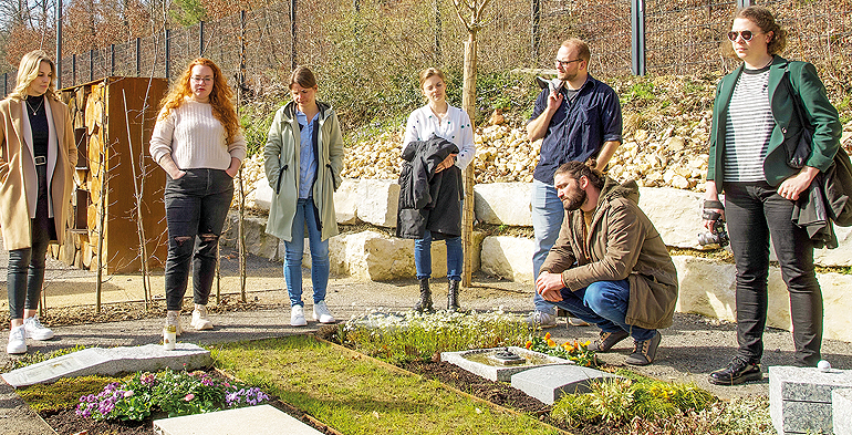 Die hauptamtliche Bürgermeisterin Karin Gansloser (3.v.l.) zusammen mit Bestatterin Emily Maiche, Stadtplanerin Sarah Czasny, Produktdesigner Georg Matics, Friedhofsgärtner Johannes Heiser, und Friedhofsverwalterin Lara Schink (v.l.) beim Besuch im „Campus Vivorum“ in Süßen. Bild: Willy Hafner