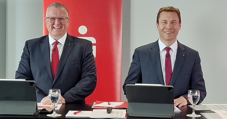 SVB-Präsident Matthias Dießl (r.) und Vizepräsident Stefan Proßer bei der Vorstellung der Geschäftsergebnisse. Bild: CH
