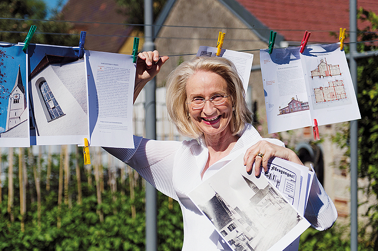 Cornelia Benesch mit einer druckfrischen Chronik. Bild: Benesch