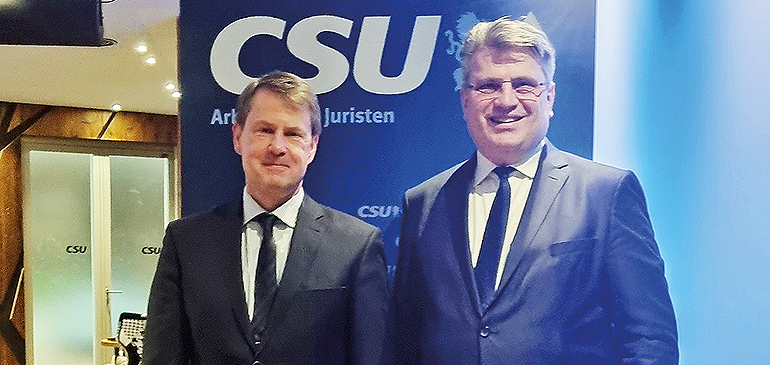 V.l.: Prof. Dr. Andreas Decker gemeinsam mit Prof. Dr. Winfried Bausback, MdL. Bild: CH